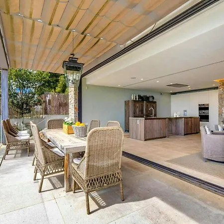 Luxury Pal With 5 Bedrooms Villa *